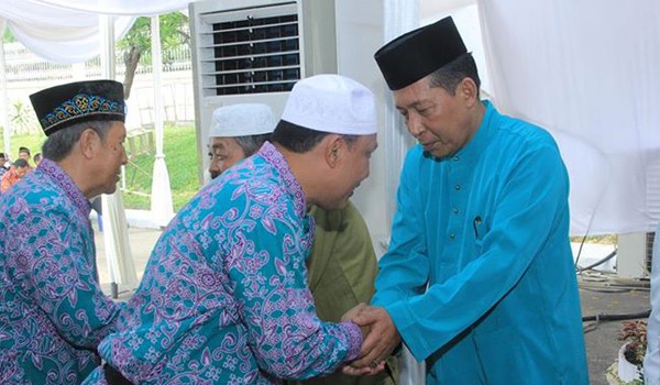 Wawako Jambi Abdullah Sani saat melepas JCH asal Kota Jambi, Kamis (10/09)